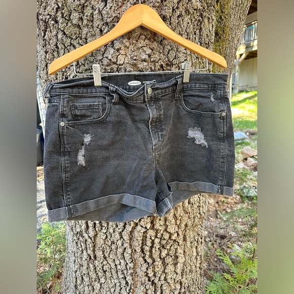 Old Navy Women’s Black Distressed Jean Shorts - Picture 2 of 3